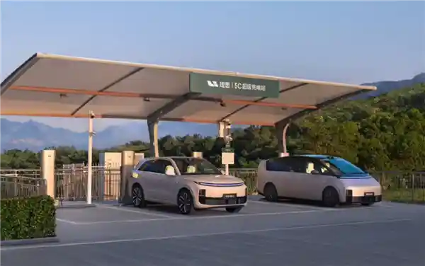 理想i8亮相：中国车企超充网络再升级，每152公里就有一座高速超充站