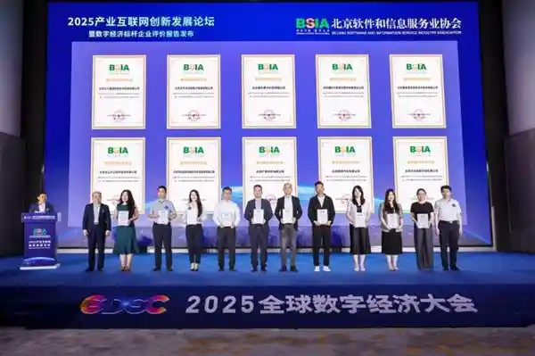 AR翻译眼镜惊艳亮相全球数字经济大会，亮亮视野首发新品Leion Hey2