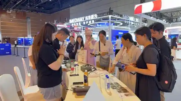AR翻译眼镜惊艳亮相全球数字经济大会，亮亮视野首发新品Leion Hey2