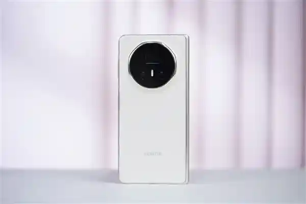 荣耀Magic V5首销破纪录：全球最轻薄折叠屏震撼登场，8999元起！