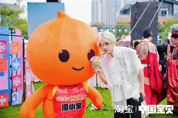 非遗焕新颜，蜀锦惊艳蓉城