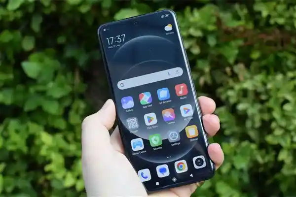 雷军开箱小米15 Ultra：黑漆露铜版惊艳亮相，致敬徕卡百年经典
