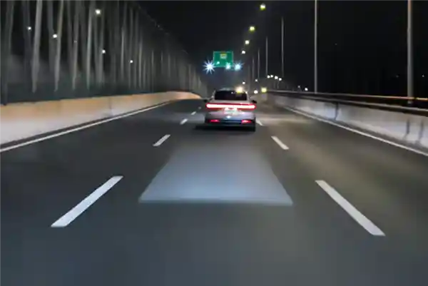 蔚来ET9车主夜遇远光狗，智慧光毯秒变生命守护神