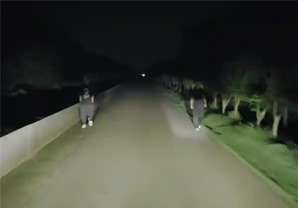 蔚来ET9车主夜遇远光狗，智慧光毯秒变生命守护神
