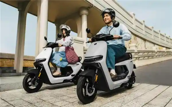 九号再登顶！2025半年报电动车智能榜单引爆创新风暴