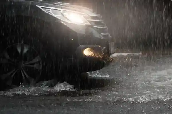 雨天行车警惕隐形防护罩：揭秘法拉第笼效应的科技奥秘
