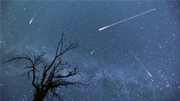 英仙座流星雨今晚来袭！百颗流星划过夜空，错过再等一年！