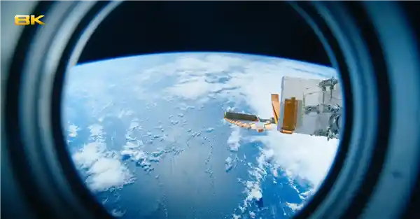《8K镜头下的宇宙诗篇：国产相机首拍太空电影《窗外是蓝星》震撼点映》